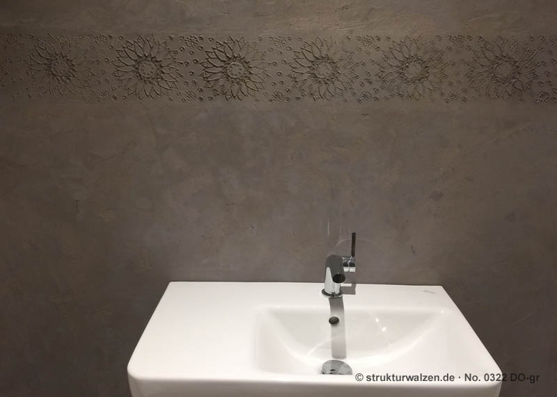 embossed borduere in bathroom